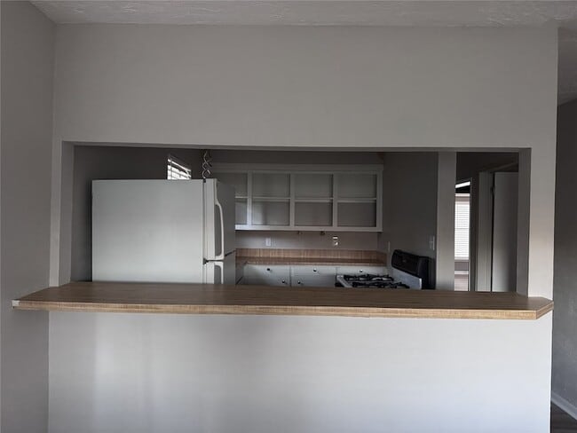 Building Photo - 600 St Lawrence River Rd