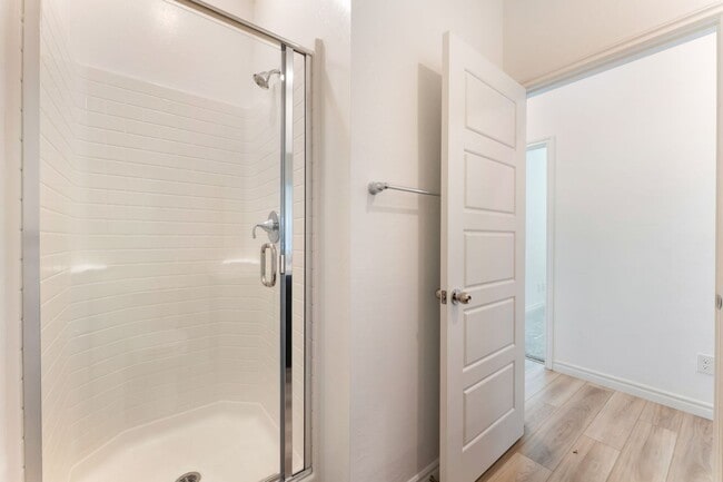 Building Photo - Bright Townhome in Gated Community!