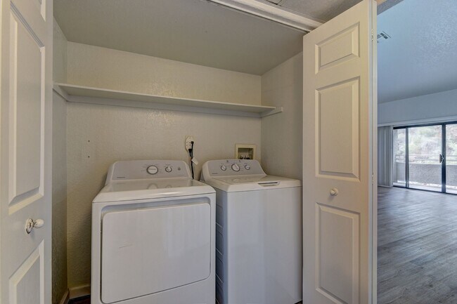Building Photo - Beautiful Upstairs Condo