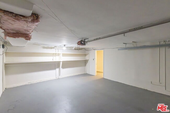 Building Photo - 2547 Canyon Dr