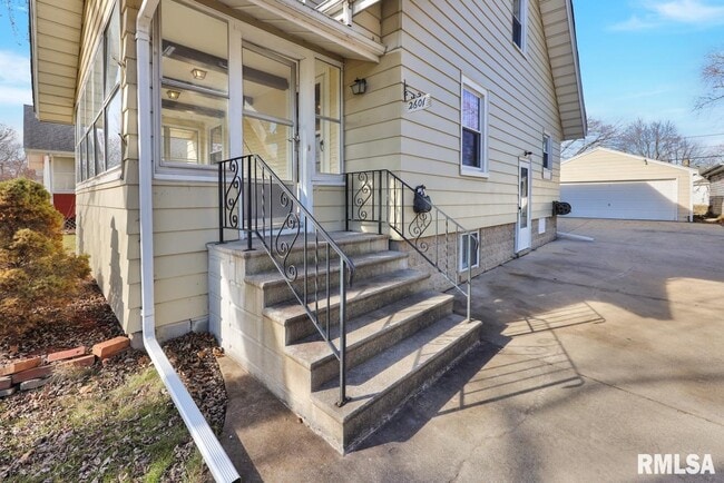 Building Photo - 2601 W Kenwood Ave