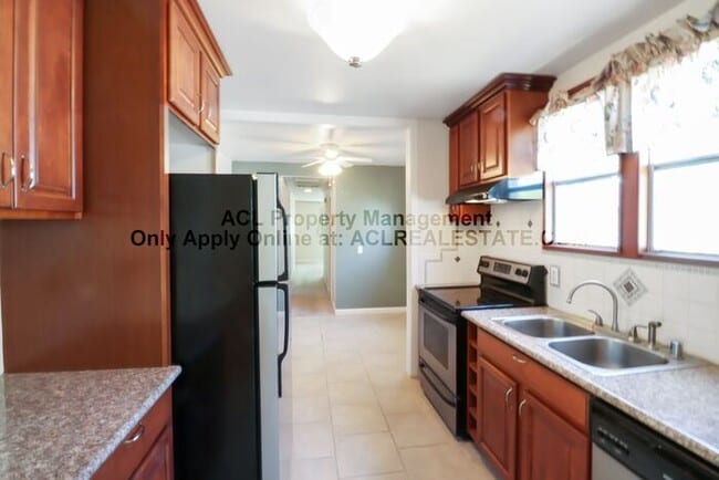 Building Photo - Spacious, quiet, one story Castro Valley Home