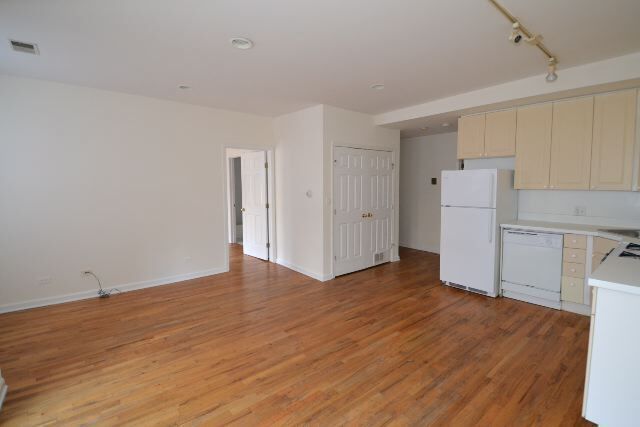 Building Photo - 909 W Dakin