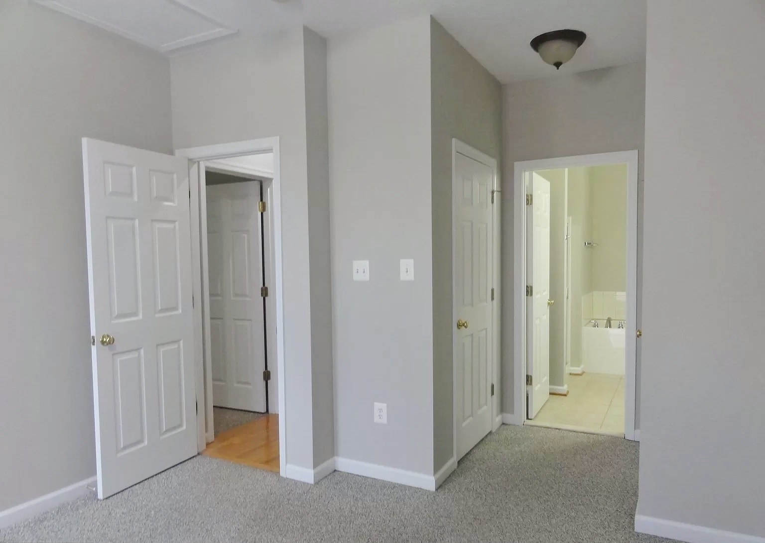 Grand bedroom - 334 Lora Dr