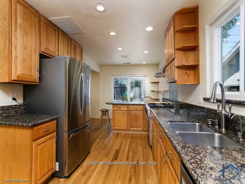 Building Photo - 3661 Willowview Dr