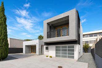 Building Photo - Contemporary Luxury Living in the Heart of La Jolla Village