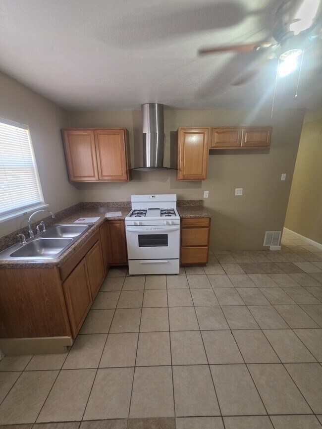 Building Photo - 711 Ruby Dr