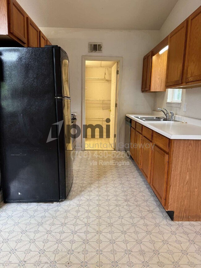 Building Photo - 131 Primrose Dr