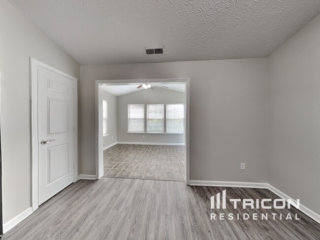 Building Photo - 10727 Snowdrop Way
