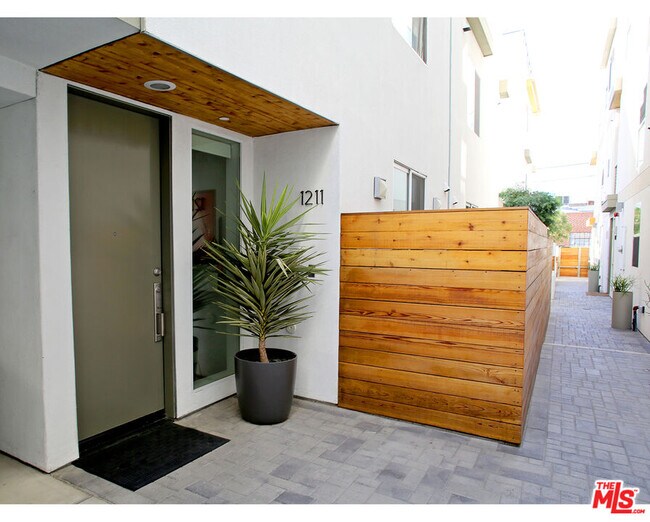 Building Photo - 1211 N Garbo Ln