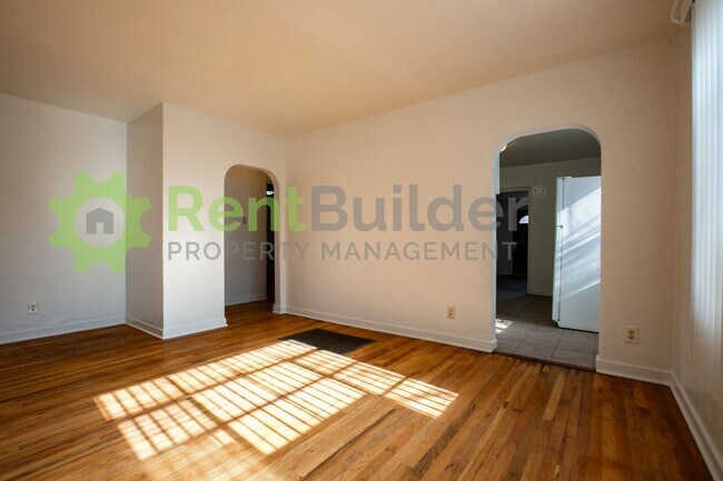 Building Photo - 608 Madison St NE