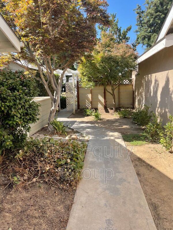 Building Photo - 1345 E Castleview Dr