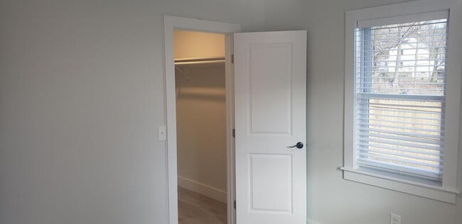 Building Photo - 453 Vineyard Ave