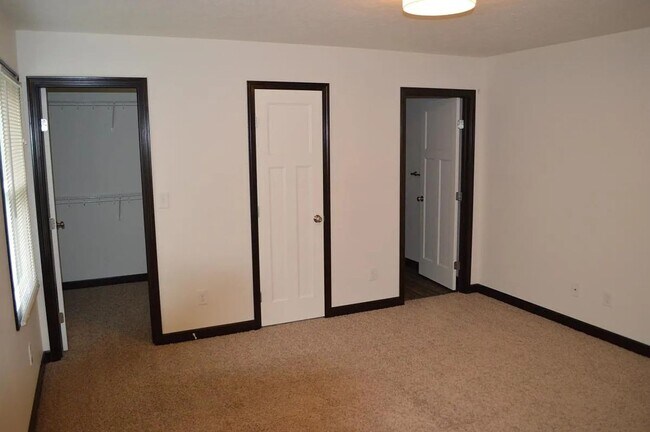 Building Photo - 467 Sparrow Way