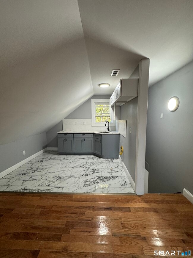 Building Photo - 231 Davenport Ave