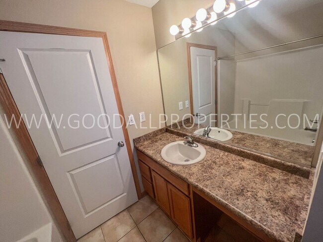 Building Photo - 3 Bedroom Townhome in Urbandale