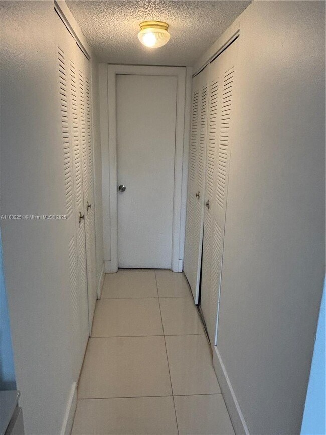 Building Photo - 9460 Fontainebleau Blvd