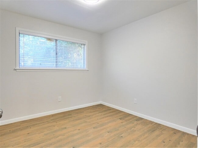 Building Photo - 604 Golfview Dr