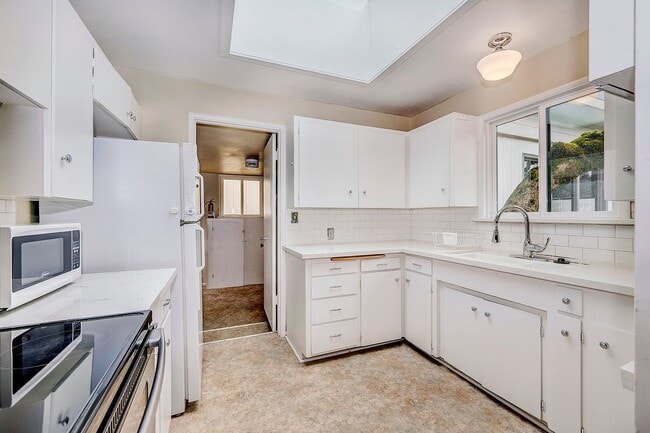 Building Photo - Maple Leaf Rambler