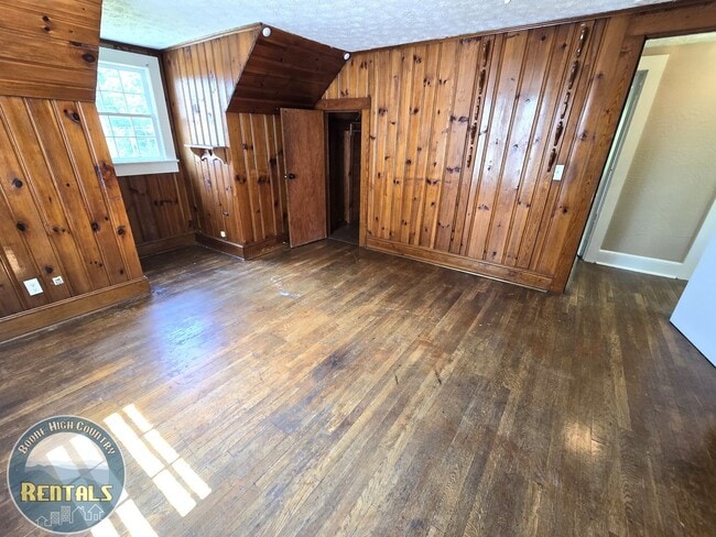 Building Photo - 310 Ridge St NW