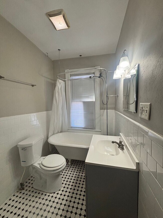 Building Photo - Well Kept 3 Bedroom 1.5 Bathroom Duplex Located in Historic Port Norfolk