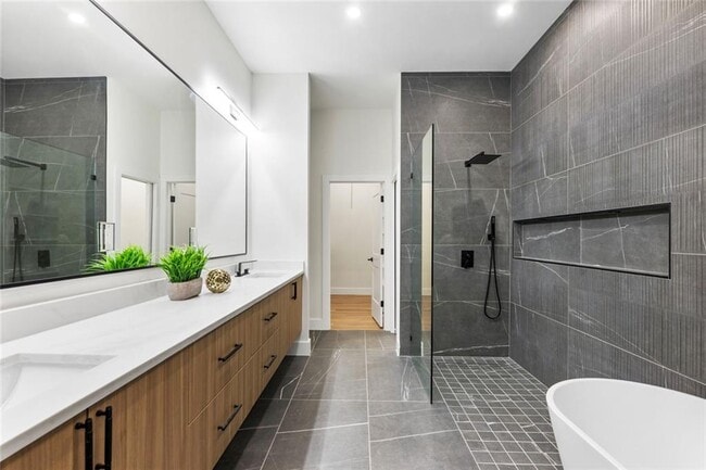 Building Photo - 582 Hope St SW