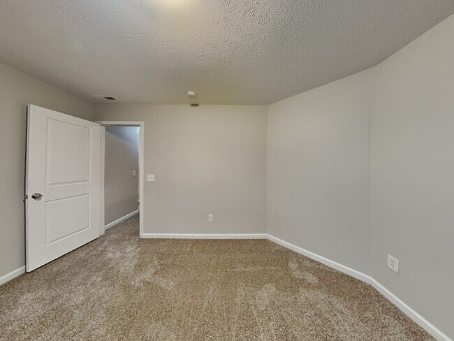 Building Photo - 4 bed 2.5 bath in Plainfield!