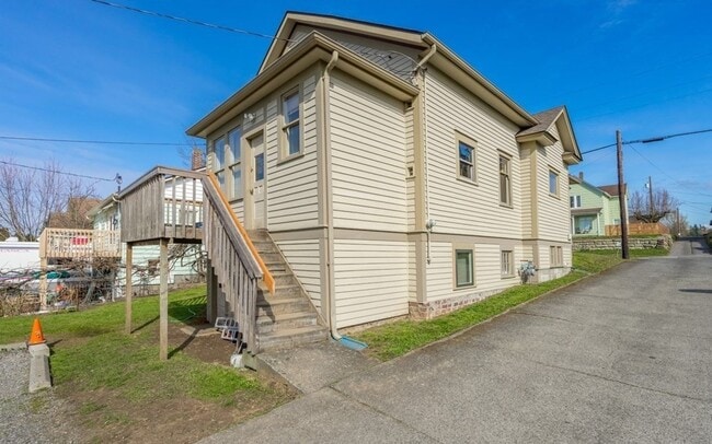 Building Photo - 6 bedroom, 3 bath near Downtown Bellingham!