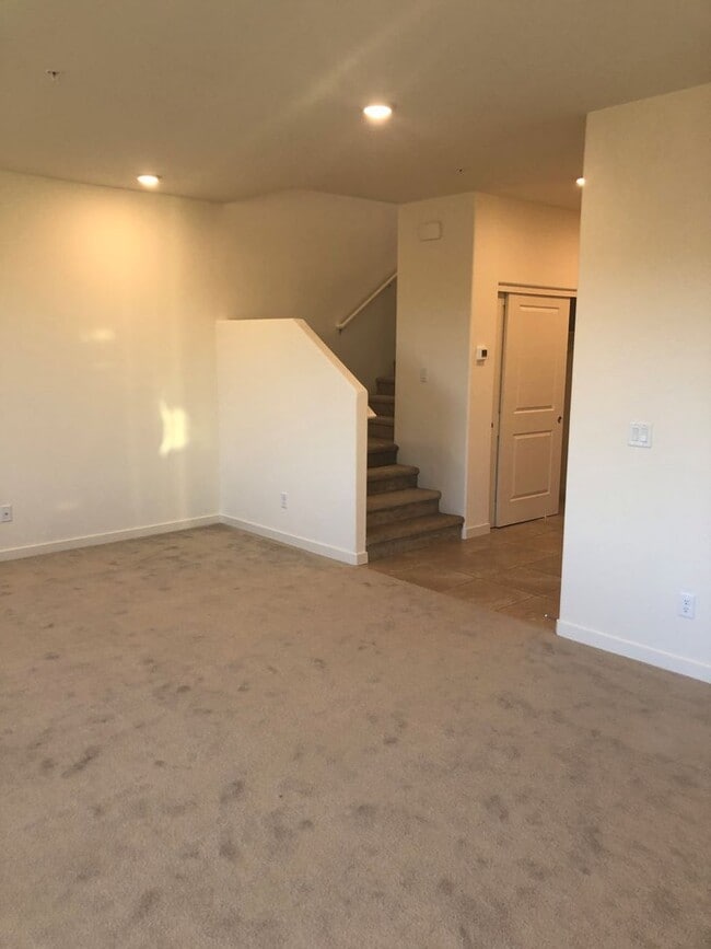Building Photo - CORNER LOT - END UNIT - NO YARD TO MAINTAI...