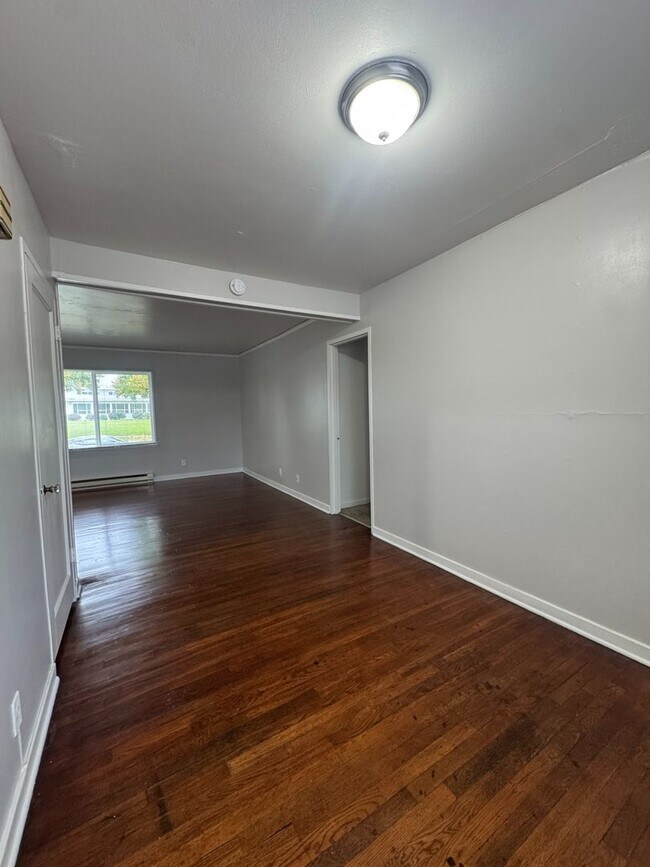 Building Photo - (UNM)  2 bed/1 bath Apartment