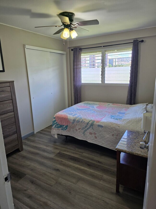 Building Photo - Central, 4 Parking Available, Furnished or...