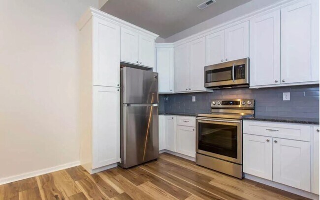 Building Photo - Luxurious 1-Bed/1-Bath Condo At Bridgeview Place! Available January 2026!