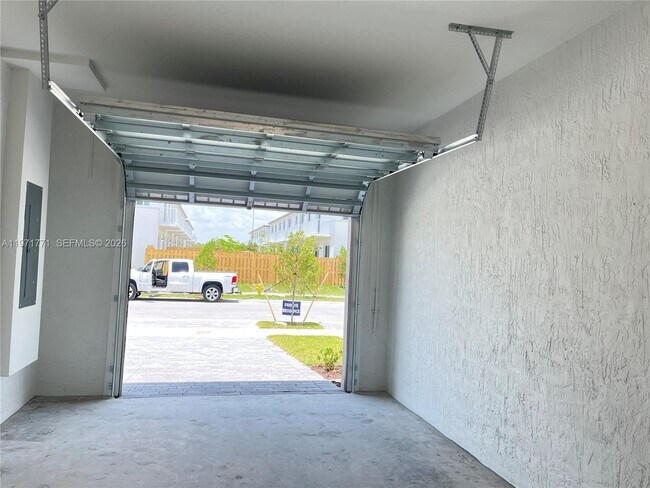 Building Photo - 1427 SE 7th Ter