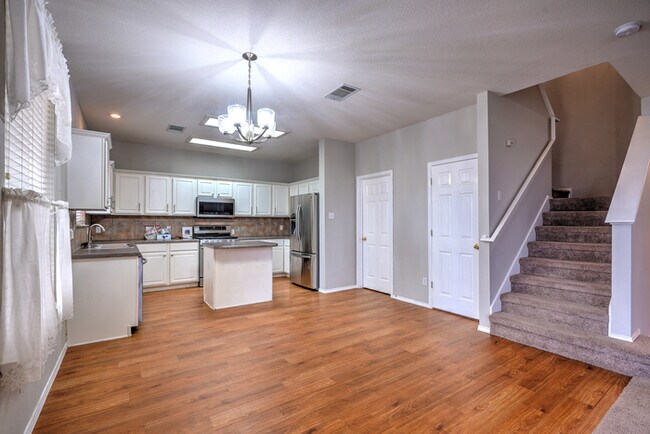 Building Photo - 807 Settlement St