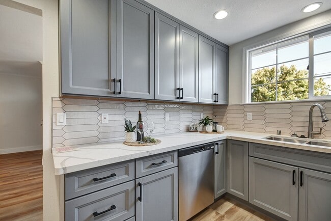 Building Photo - Beautifully Remodeled 3 Bedroom Home Near Stanford & Major Tech Campuses!