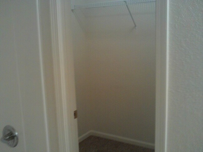 Building Photo - 3 bed 2 Bath duplex!
