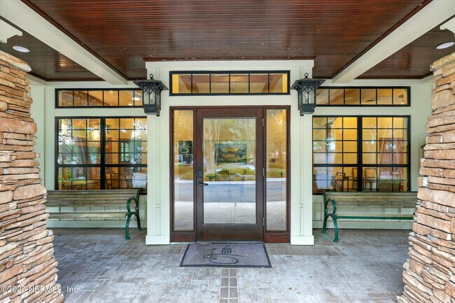 Building Photo - 2061 Crown Dr