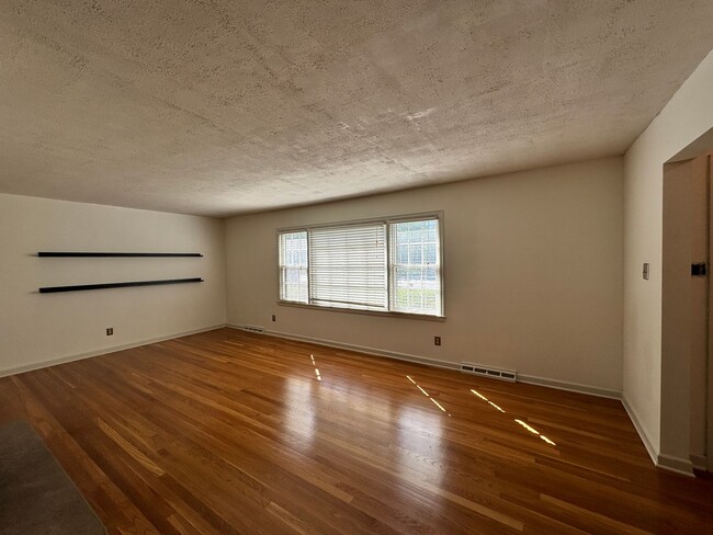 Building Photo - 3 Bedroom in Landsdowne!