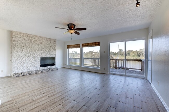 Building Photo - 2137 Casa Rio Cir