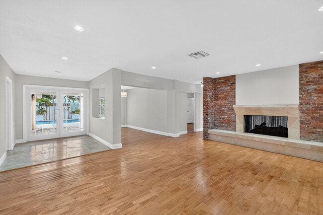 Building Photo - 2213 NE 16th St