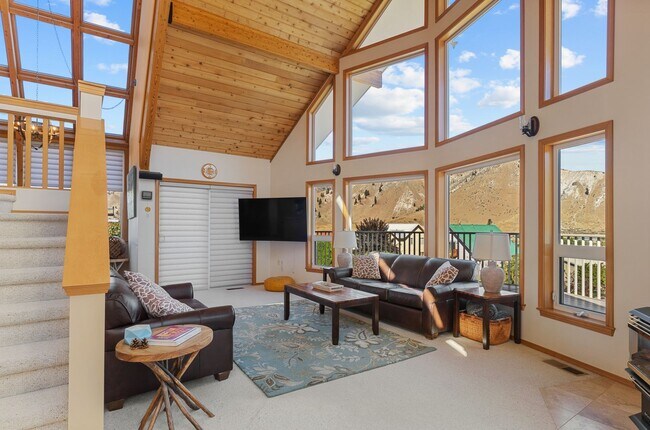 Building Photo - Luxurious Fully Furnished 3-Bedroom, 4-Bat...