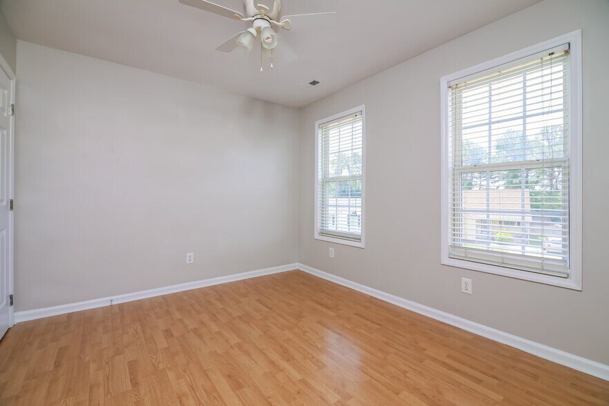 Building Photo - 512 Waterford Dr