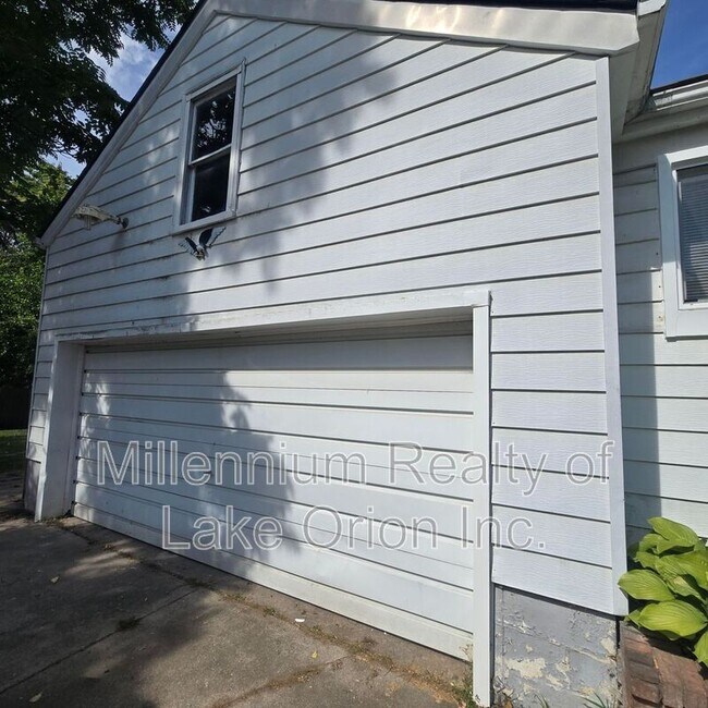 Building Photo - 614 E Tennyson Ave