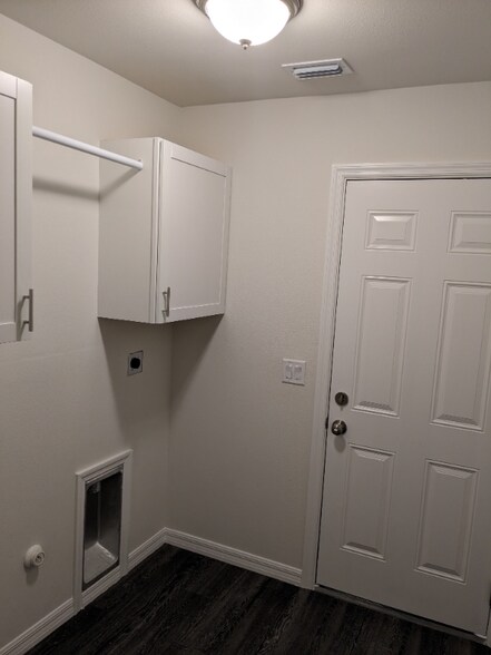 Building Photo - 5900 Cazler Ave