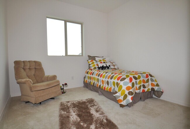 Building Photo - Stunning 5bed/3bath 2771 sq/ft Gilbert Home!