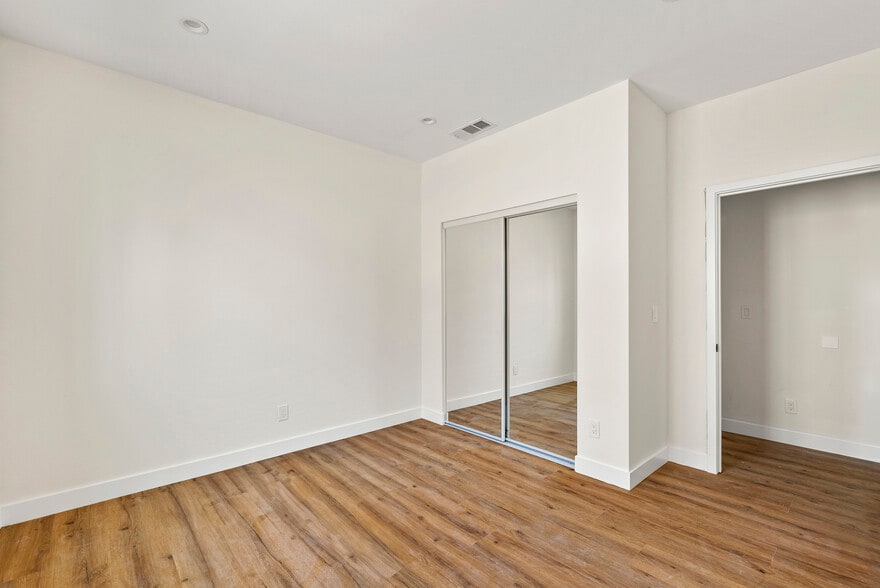 Building Photo - 3043 S Bronson Ave