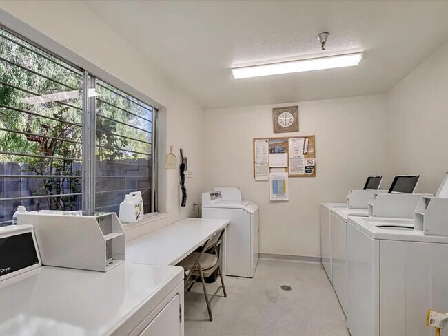 Building Photo - 106 Vista Prieta Ct
