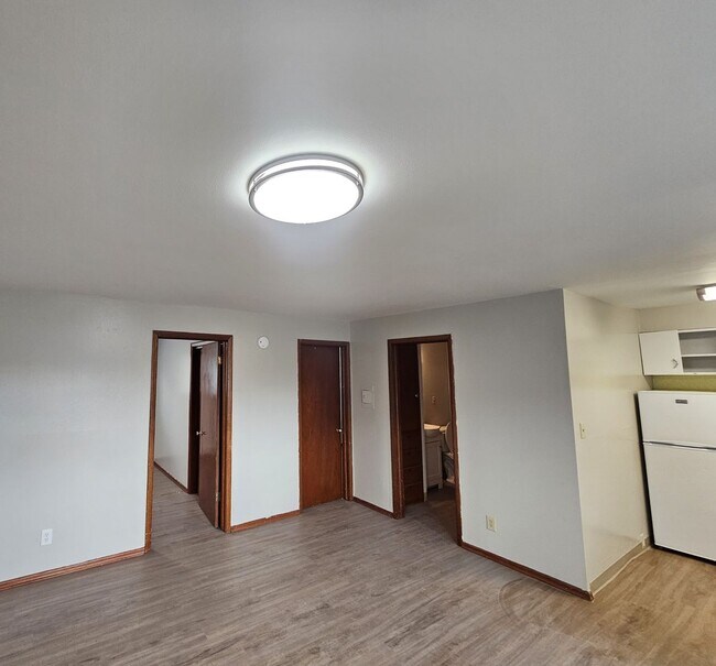 Building Photo - 2bed/1bath 2 block from EWU Campus with free parking!  $750 move in fees waived