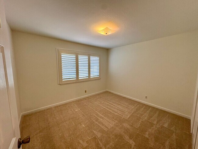 Building Photo - 3057 Carleton Pl