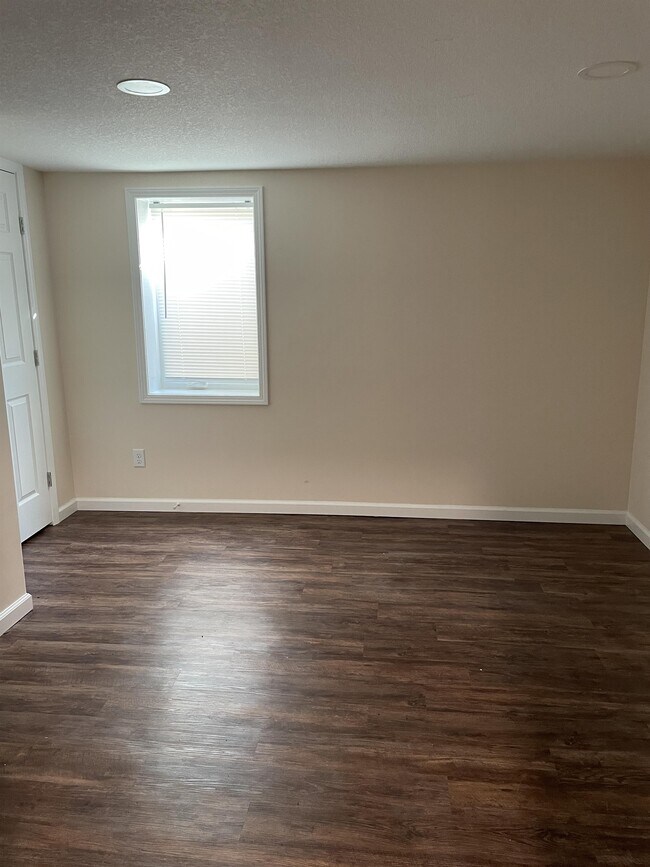 Building Photo - 300 W 5th St